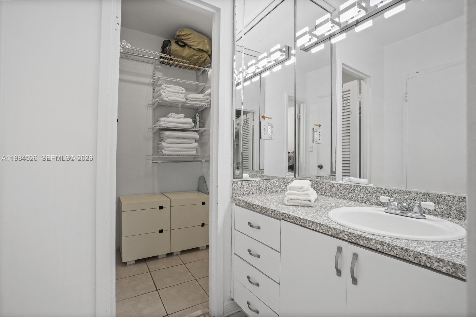 THE DECOPLAGE CONDO - Residential