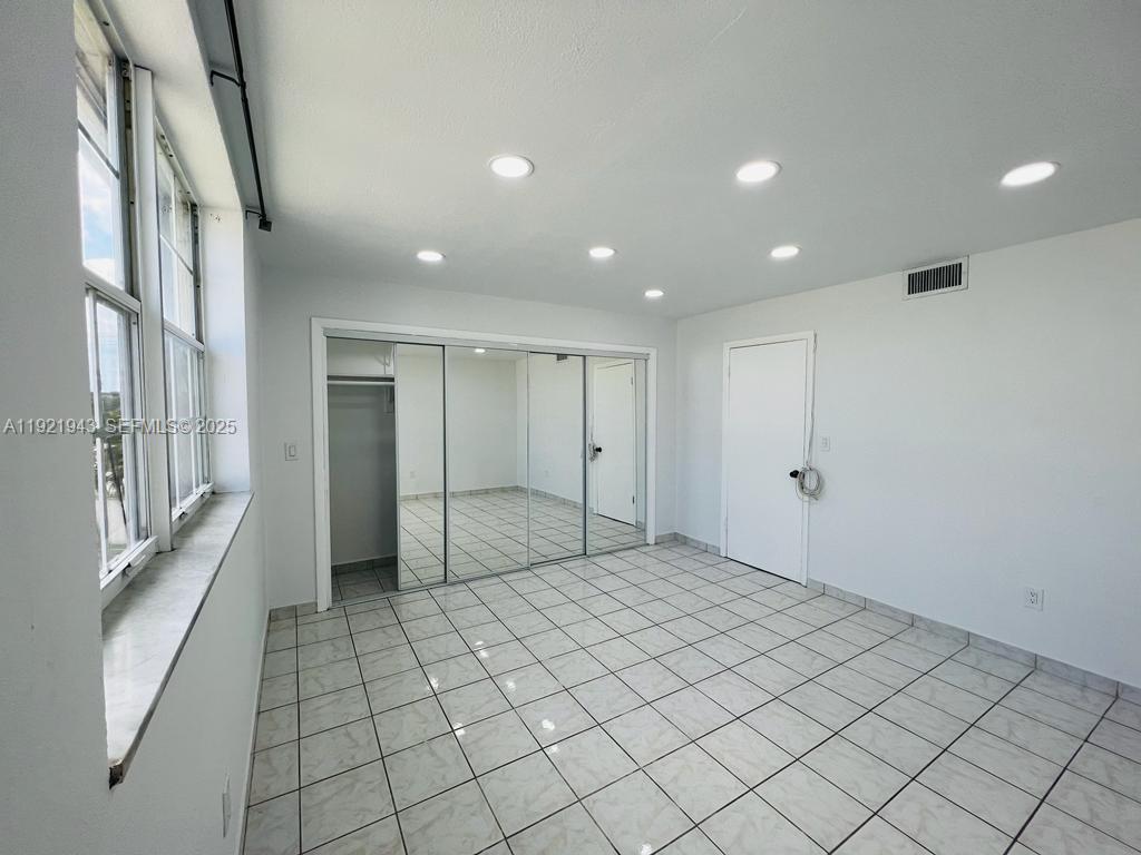 NO BAY WHITE HOUSE NO 3 C - Residential Lease