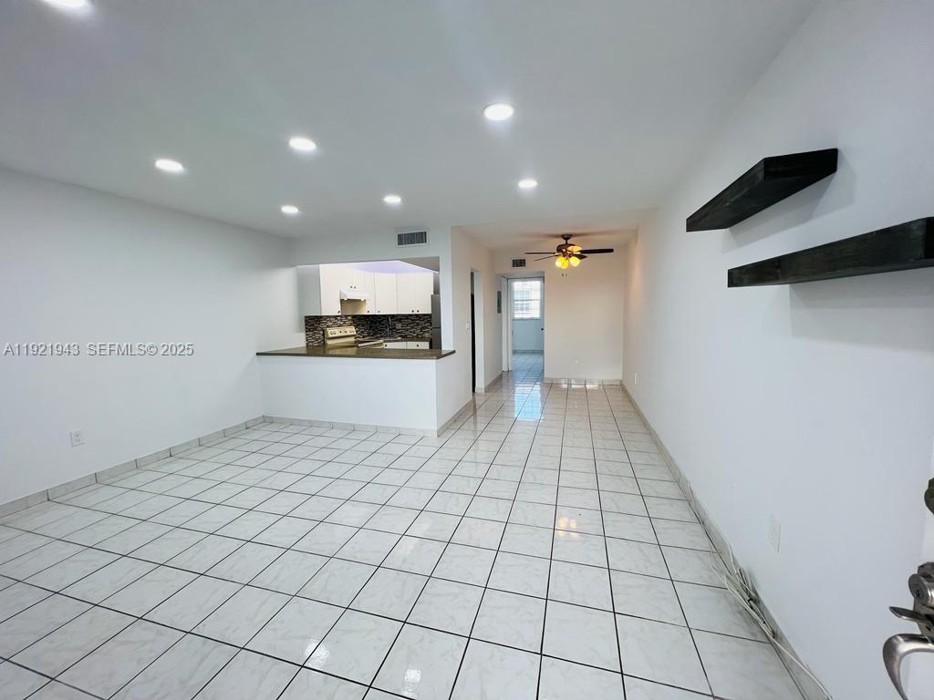 NO BAY WHITE HOUSE NO 3 C - Residential Lease