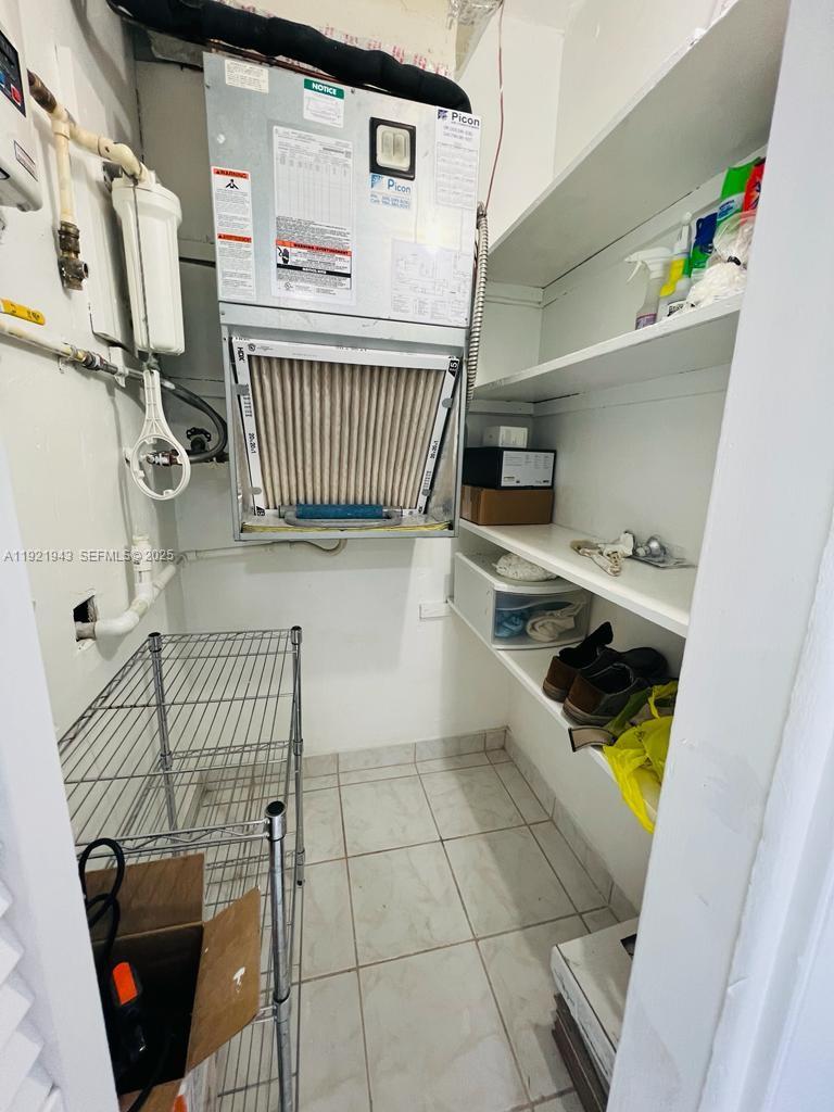 NO BAY WHITE HOUSE NO 3 C - Residential Lease