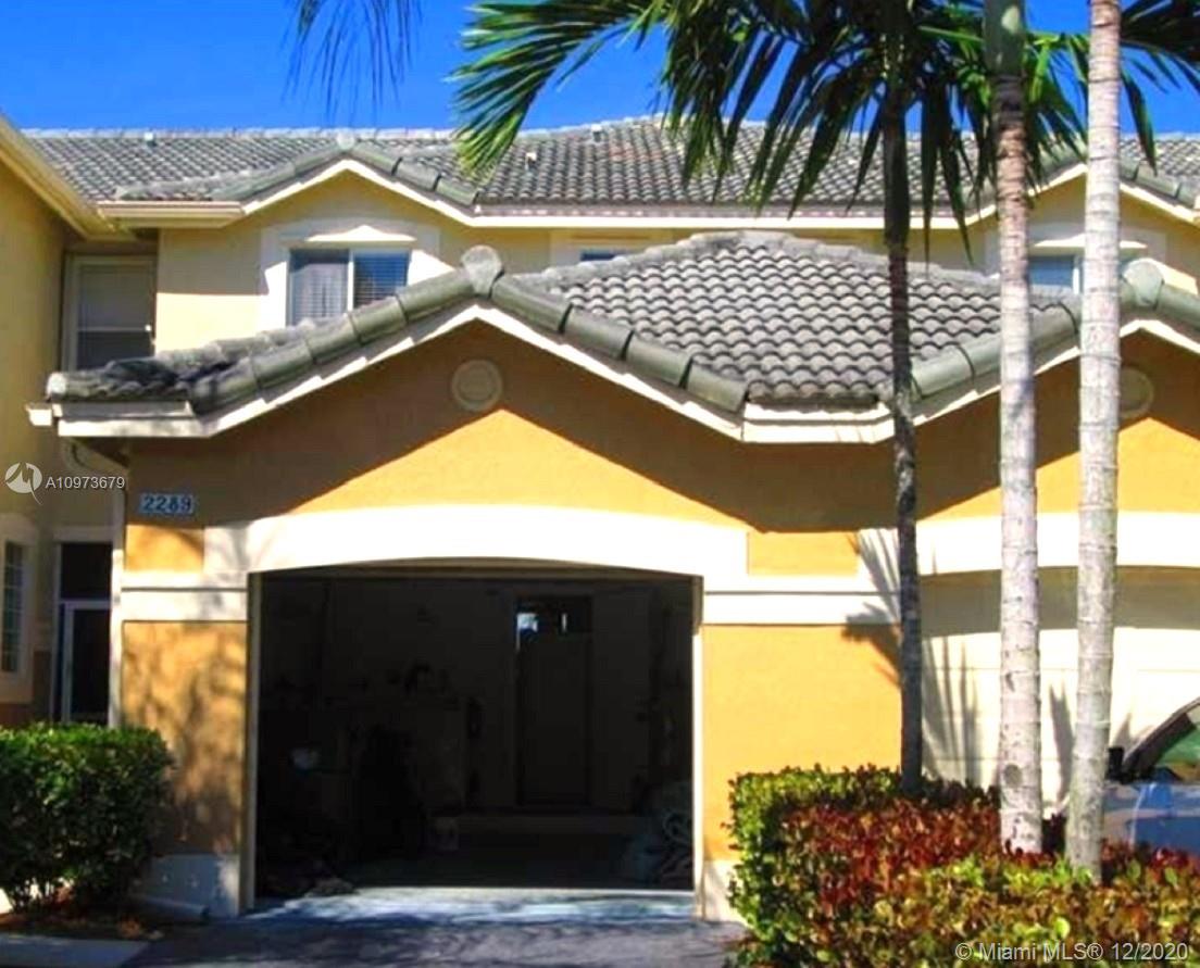 BEAUTIFUL AND HUGE TOWNHOUSE, CARPET, BEAUTIFUL NATURAL SENSES IN THE BACK YARD, KITCHEN WITH NEWER APPLIANCES, 2BED, 2.5BATH, 1 CAR GARAGE - IN THE HEART OF WESTON. IMMACULATE AND VERY WELL KEPT GATED COMMUNITY, GREAT SCHOOLS