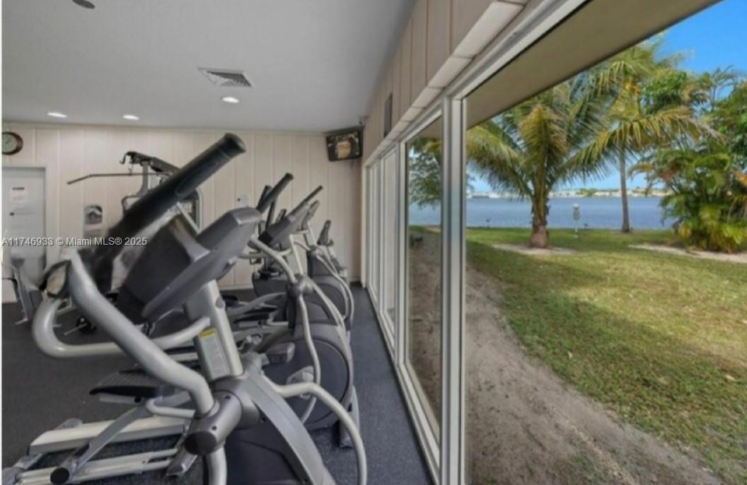 ROYAL BAHAMIAN WEST - Residential