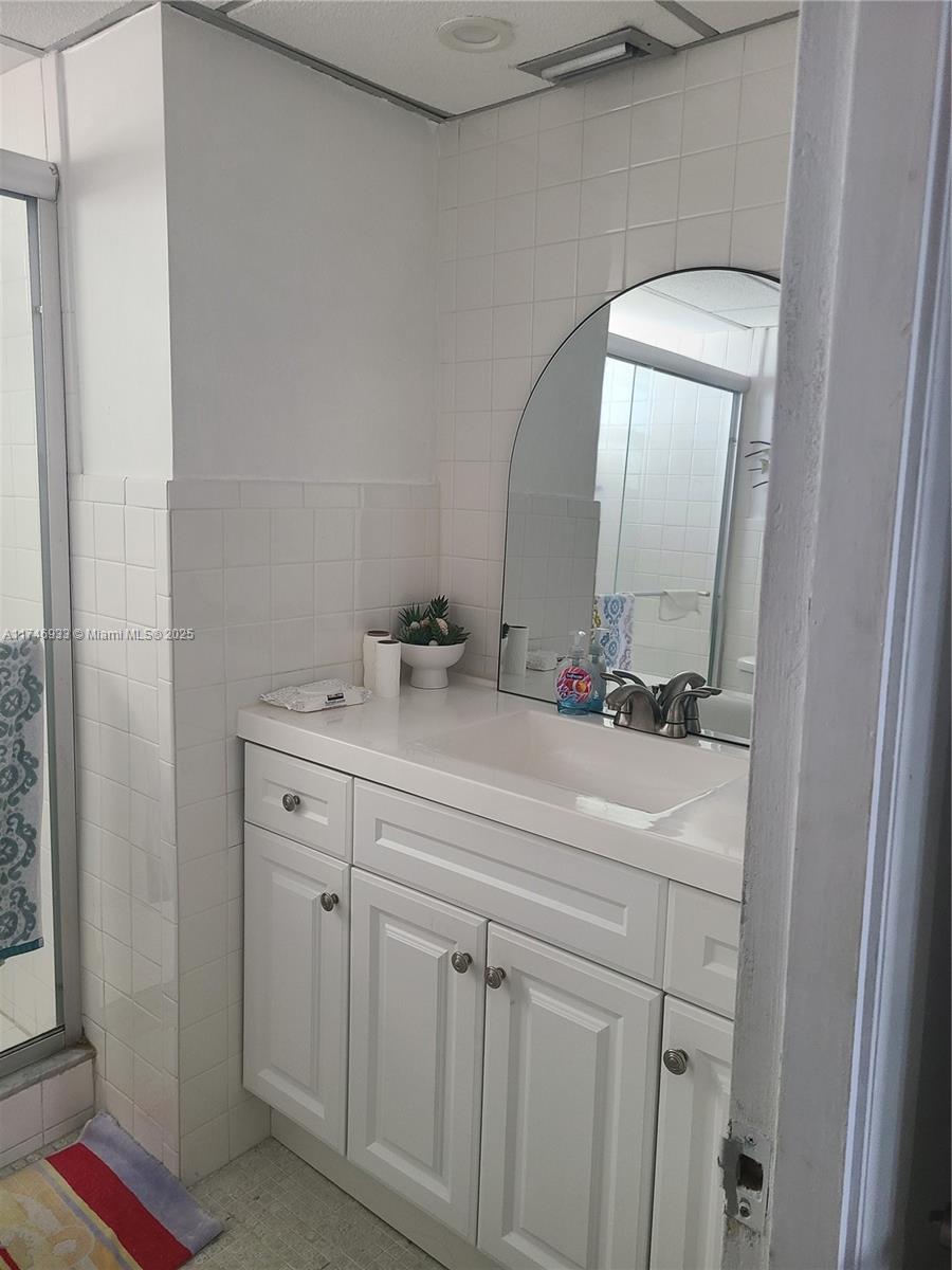 ROYAL BAHAMIAN WEST - Residential