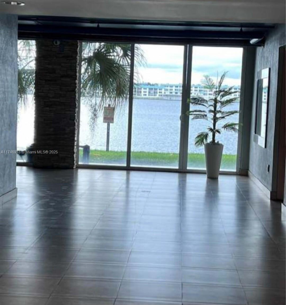 ROYAL BAHAMIAN WEST - Residential