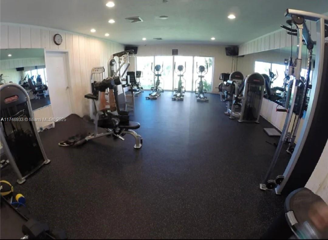 ROYAL BAHAMIAN WEST - Residential