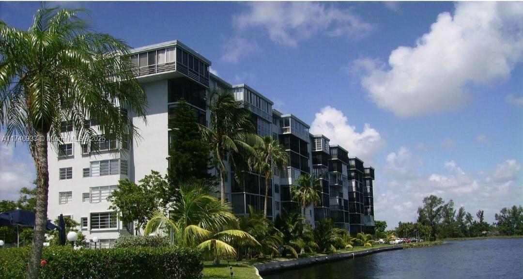 ROYAL BAHAMIAN WEST - Residential