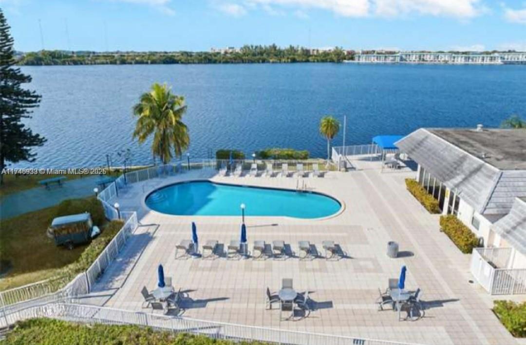 ROYAL BAHAMIAN WEST - Residential