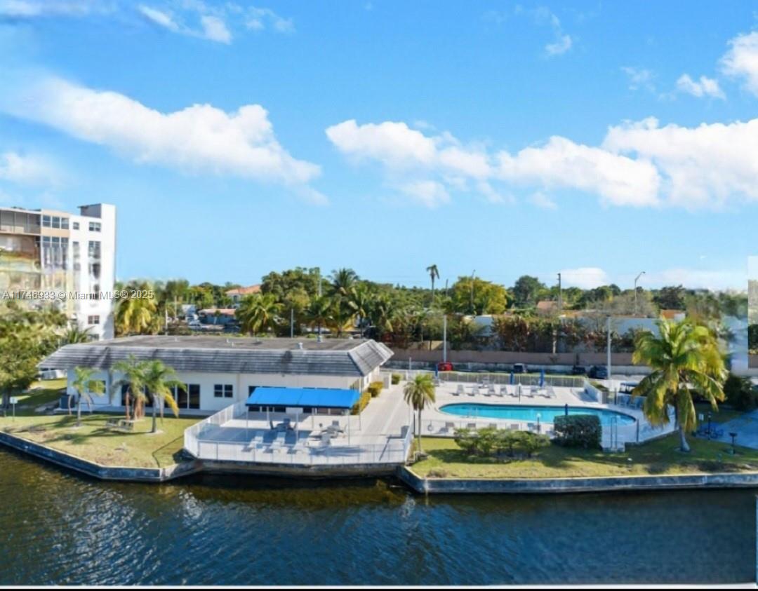 ROYAL BAHAMIAN WEST - Residential