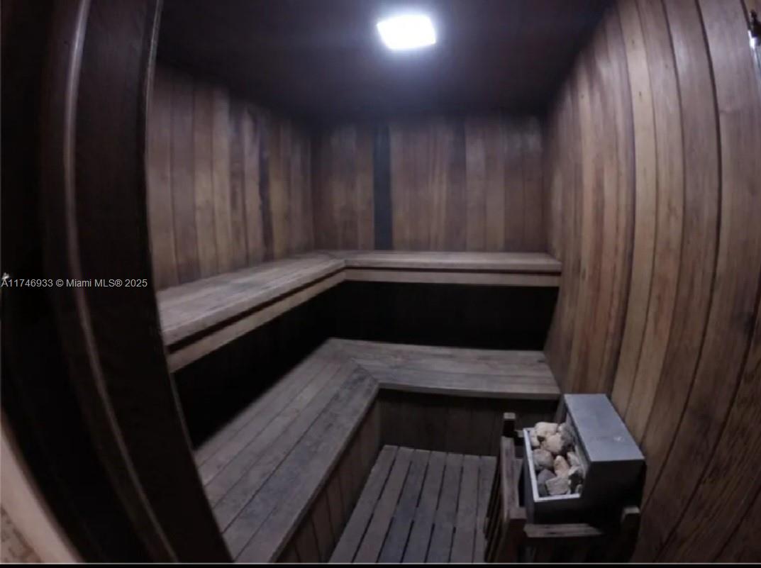 ROYAL BAHAMIAN WEST - Residential