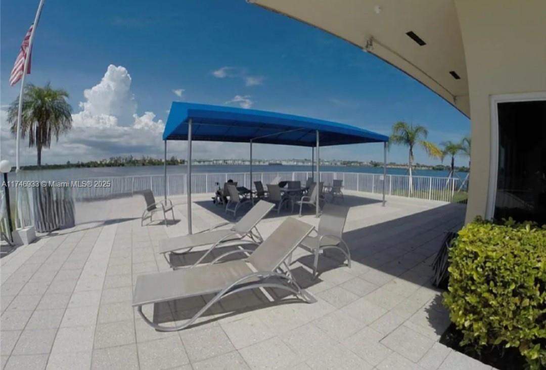 ROYAL BAHAMIAN WEST - Residential