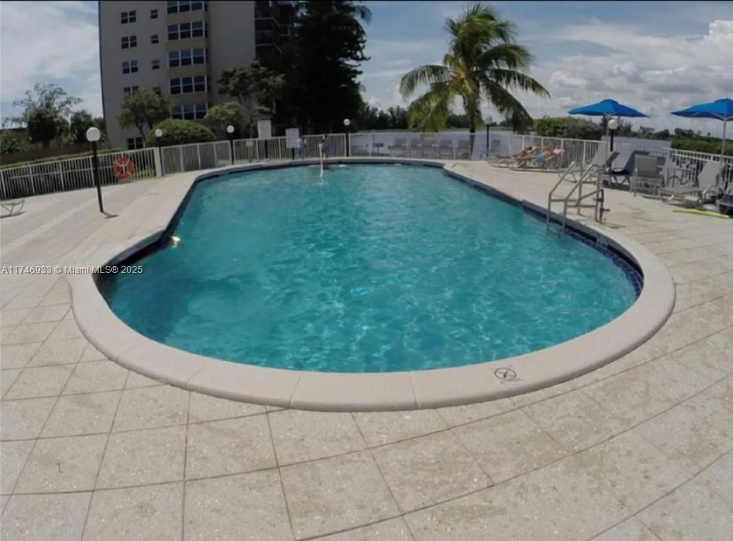 ROYAL BAHAMIAN WEST - Residential