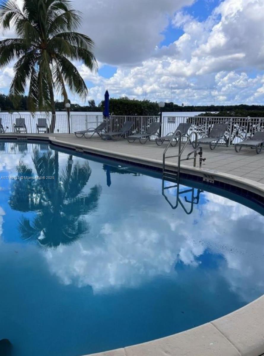 ROYAL BAHAMIAN WEST - Residential