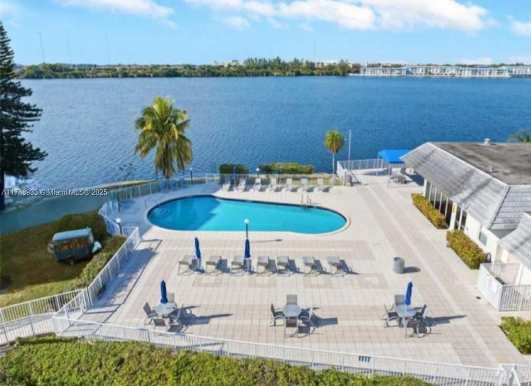 ROYAL BAHAMIAN WEST - Residential