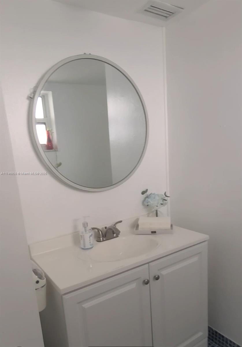 ROYAL BAHAMIAN WEST - Residential