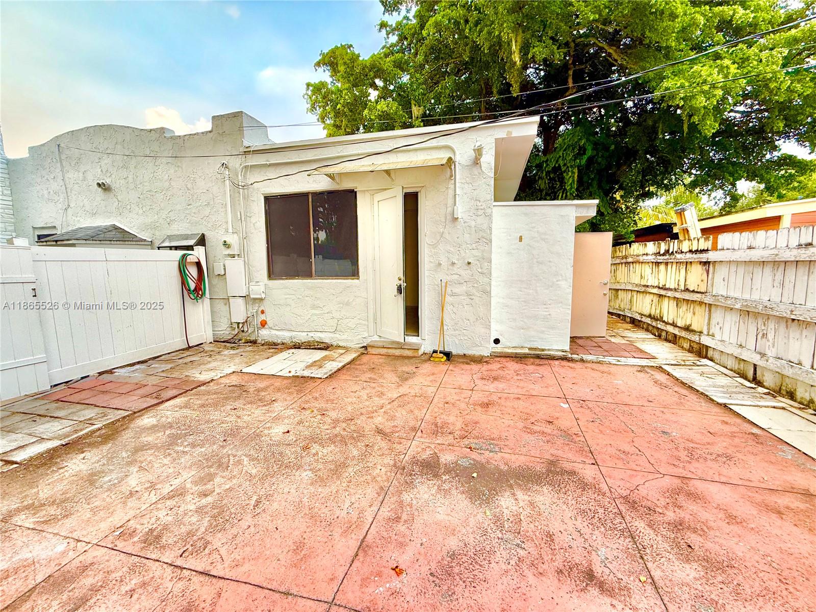 HOLLYWOOD PARK - Residential Lease