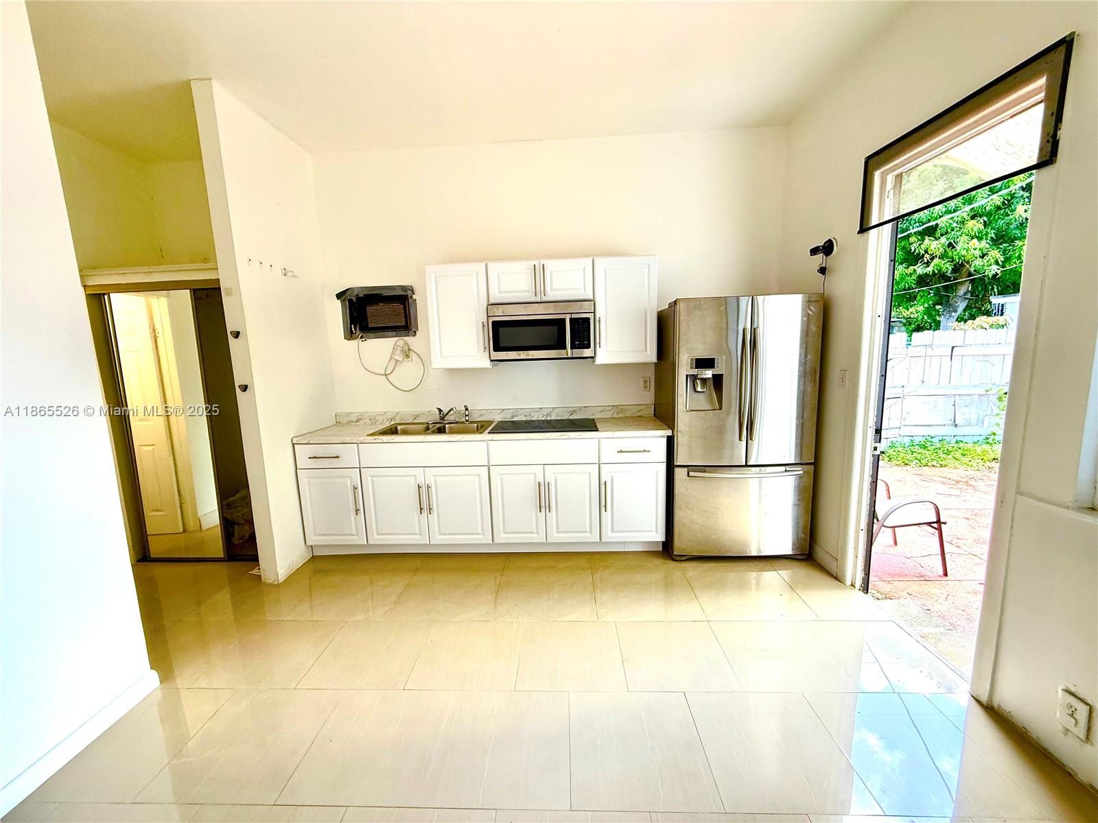 Charming 1bed/1bath in quiet neighborhood, close to Hollywood Circle. Water is included in the rental price. The unit has a spacious 20 x 25 foot yard. Just set up the grill and enjoy. Washer and dryer.