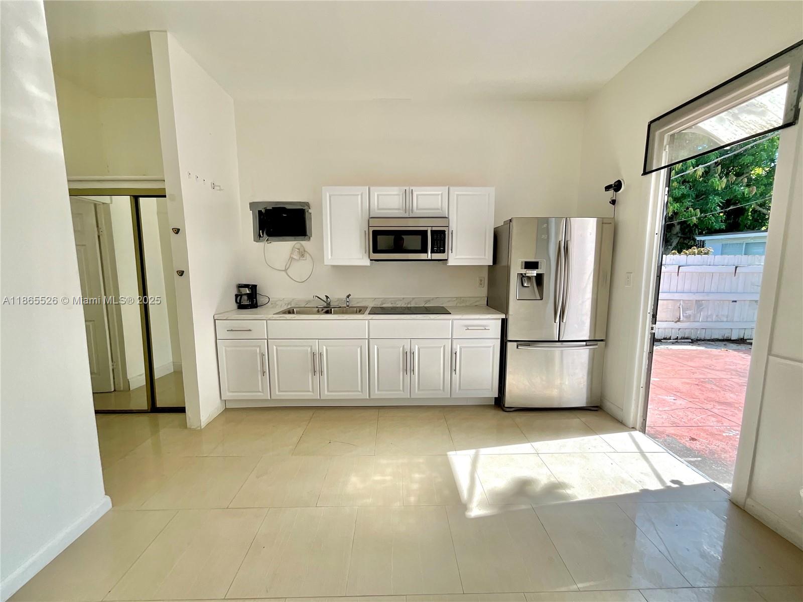 Charming and cozy 1bed/1bath unit in a triplex in Hollywood. The unit has its own spacious 20Ft x 25Ft courtyard and attached laundry/storage room. Quiet neighborhood, close to Hollywood Circle. Water is included in the rental price. Just set up the grill and enjoy! 2 month deposit to move in.