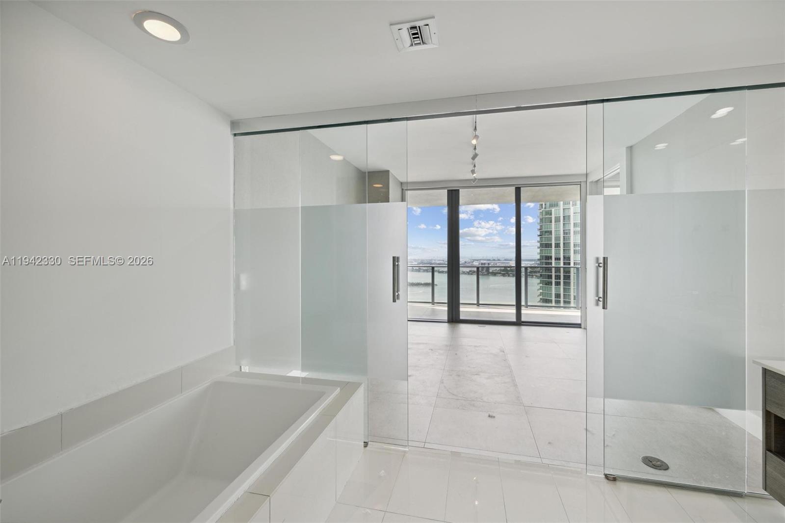 PARAISO BAY CONDO - Residential