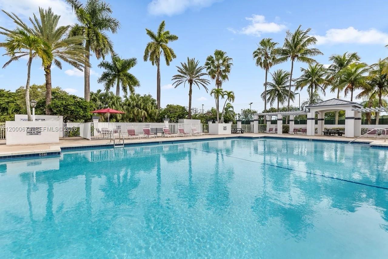 TWIN LAKE SHORES WEST - Residential