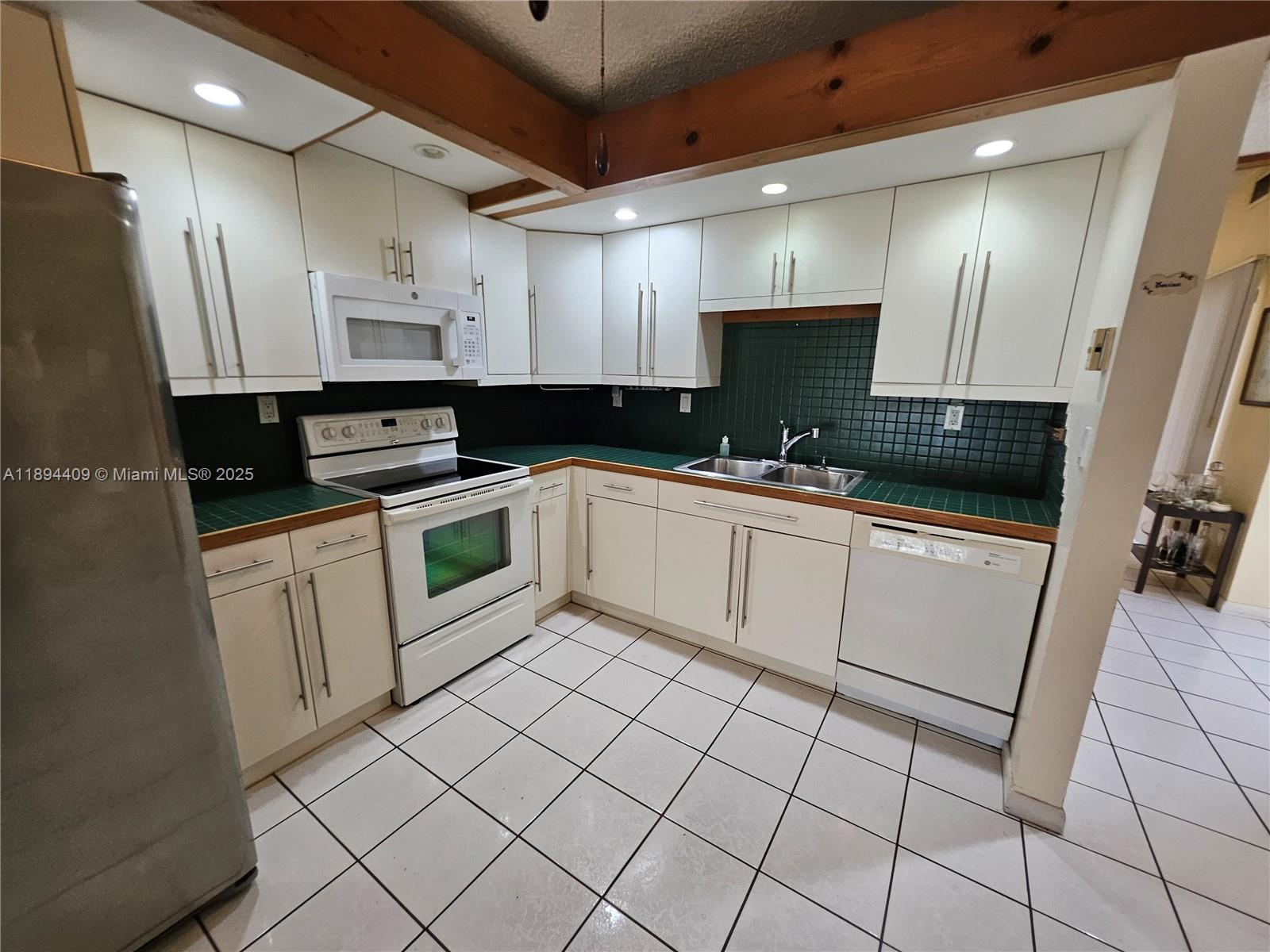 CREEKSIDE VILLAS SEC TWO - Residential