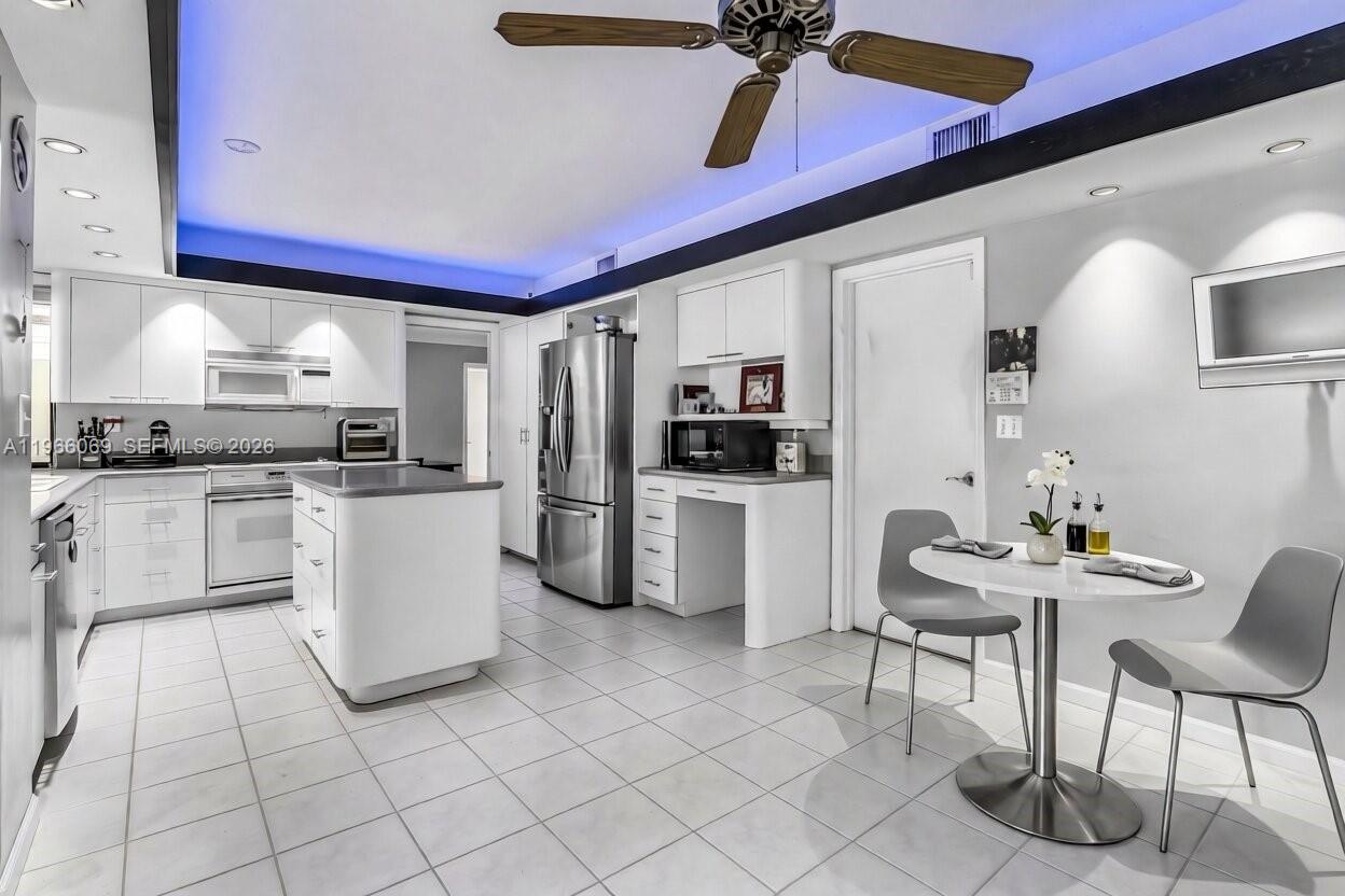 HOLLYWOOD HILLS SECOND AD - Residential