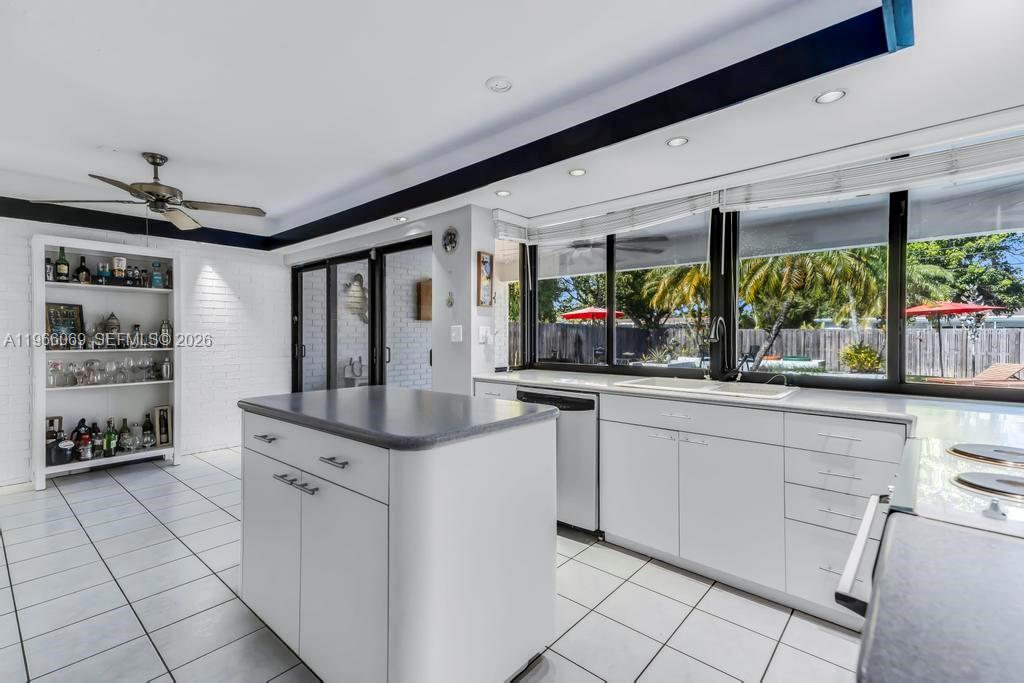 HOLLYWOOD HILLS SECOND AD - Residential