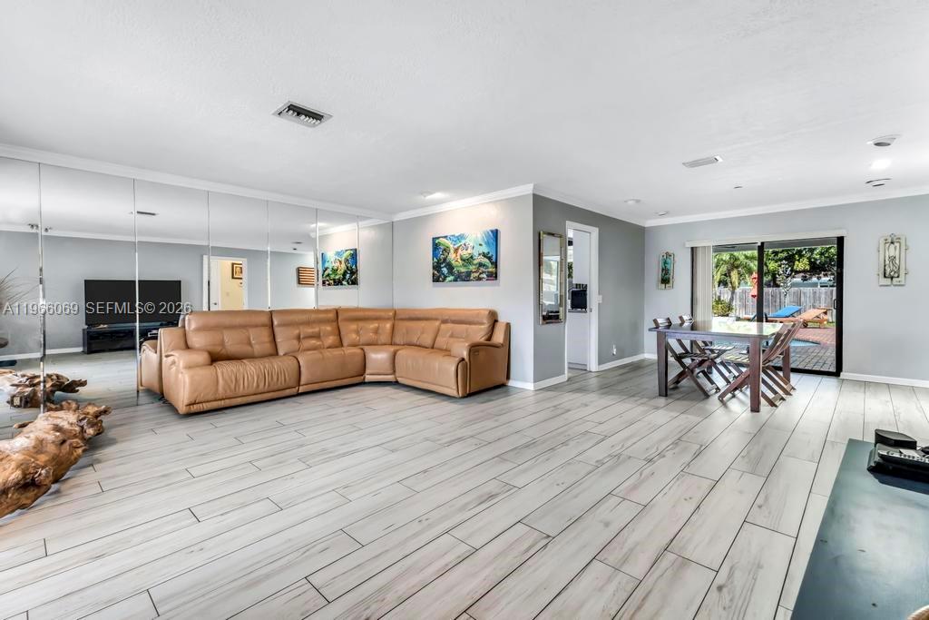 HOLLYWOOD HILLS SECOND AD - Residential