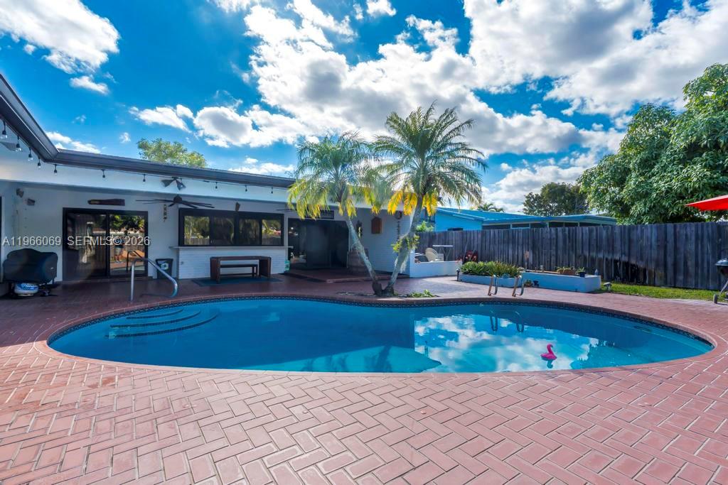 HOLLYWOOD HILLS SECOND AD - Residential