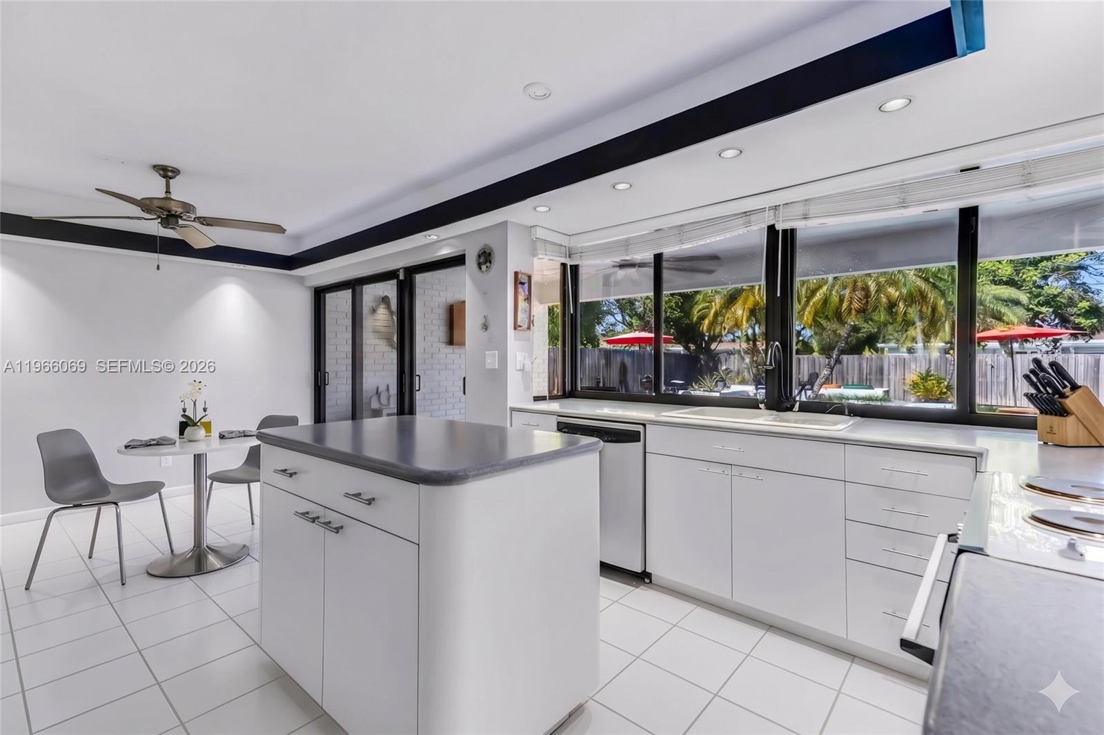 HOLLYWOOD HILLS SECOND AD - Residential