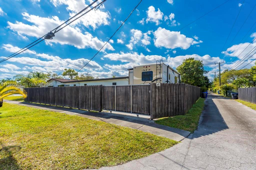 HOLLYWOOD HILLS SECOND AD - Residential