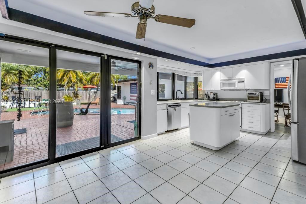 HOLLYWOOD HILLS SECOND AD - Residential