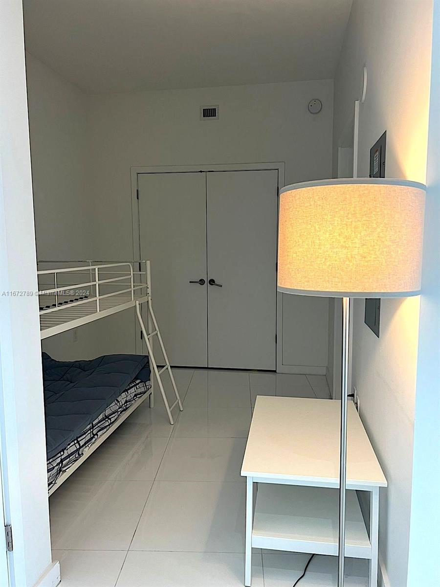 PARAMOUNT MIAMI WORLDCENT - Residential Lease