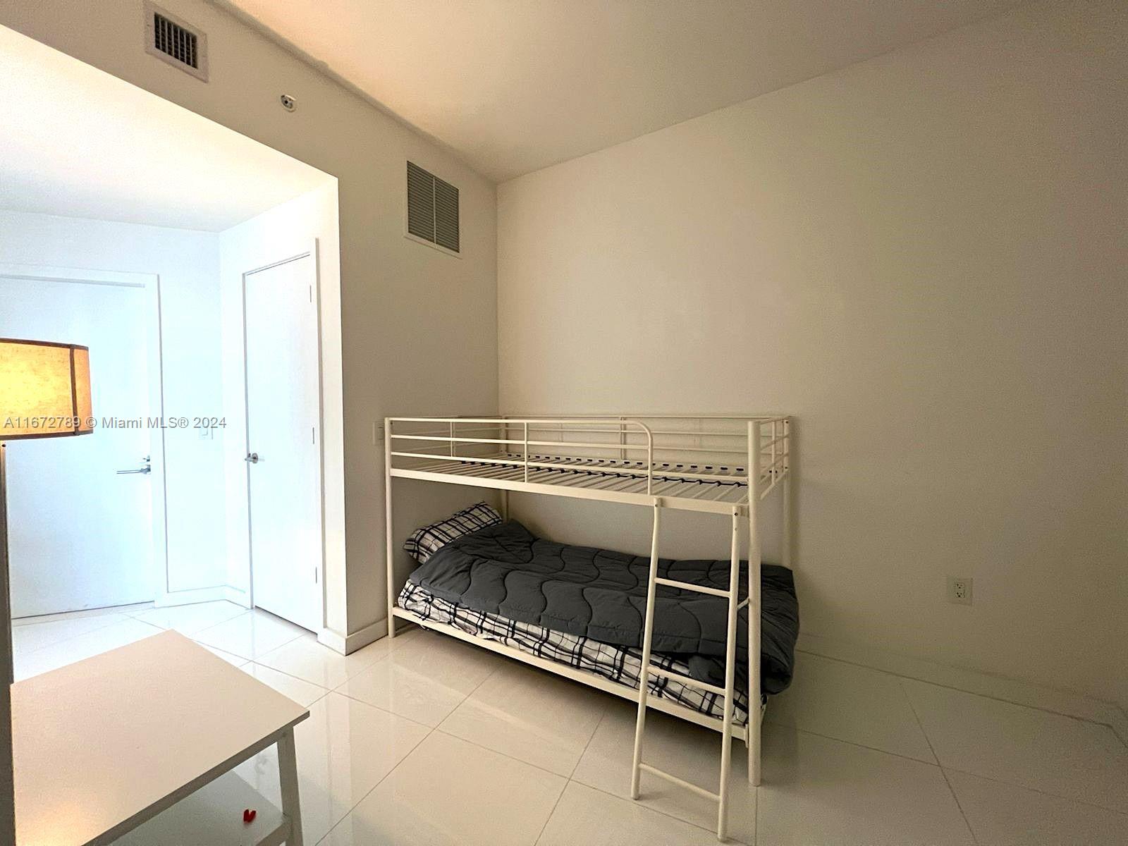 PARAMOUNT MIAMI WORLDCENT - Residential Lease