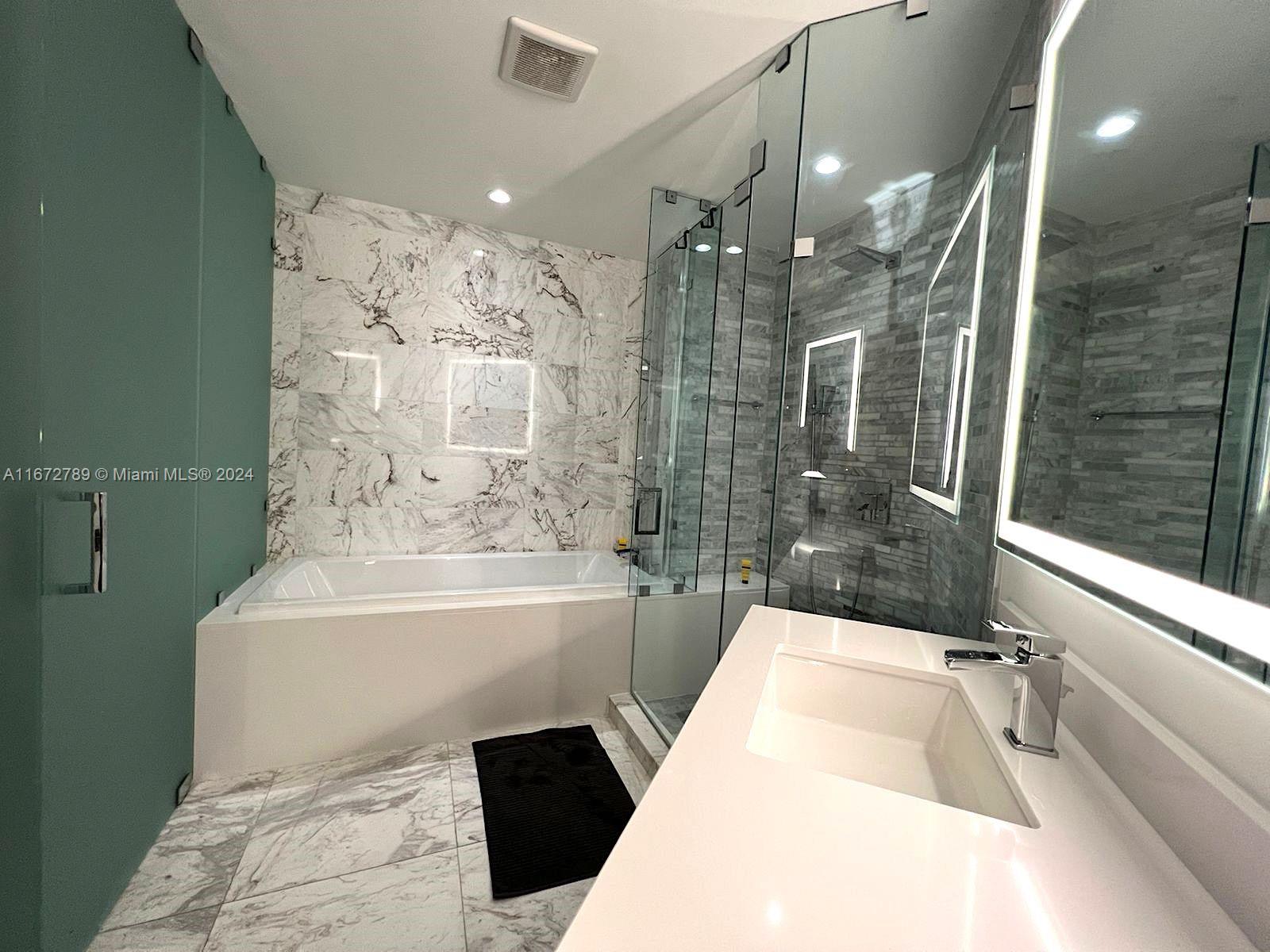 PARAMOUNT MIAMI WORLDCENT - Residential Lease