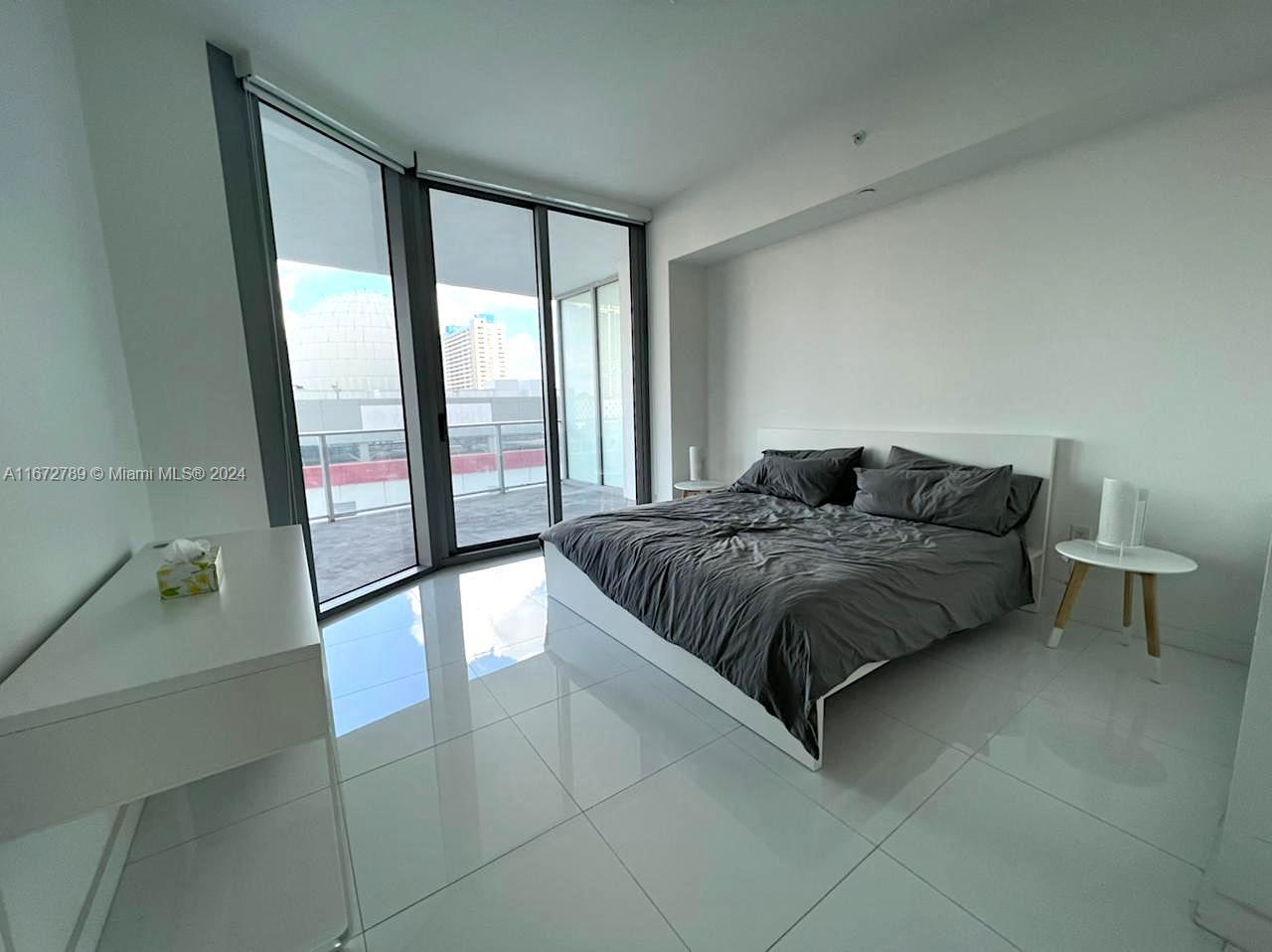 PARAMOUNT MIAMI WORLDCENT - Residential Lease