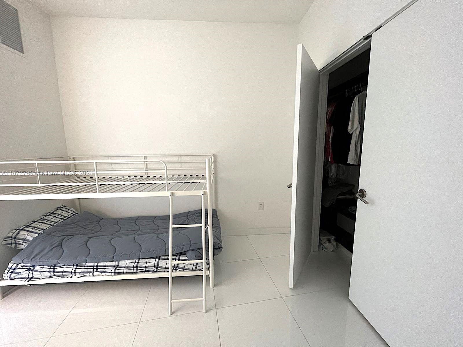 PARAMOUNT MIAMI WORLDCENT - Residential Lease