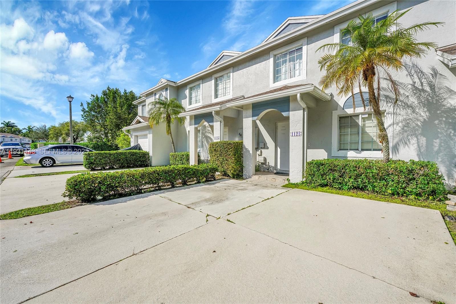 View photos, virtual tours, details... 1121 SW 44th Ave