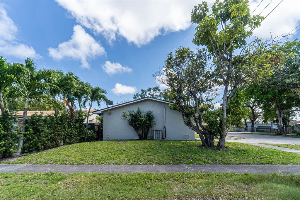 Photo of 2260 Charleston St, Hollywood, FL 33020 (MLS # A12005842)