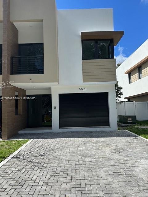 Property for Sale at 5571 W Oak Way 5571, Dania Beach, Miami-Dade County, Florida - Bedrooms: 4 
Bathrooms: 4  - $680,000