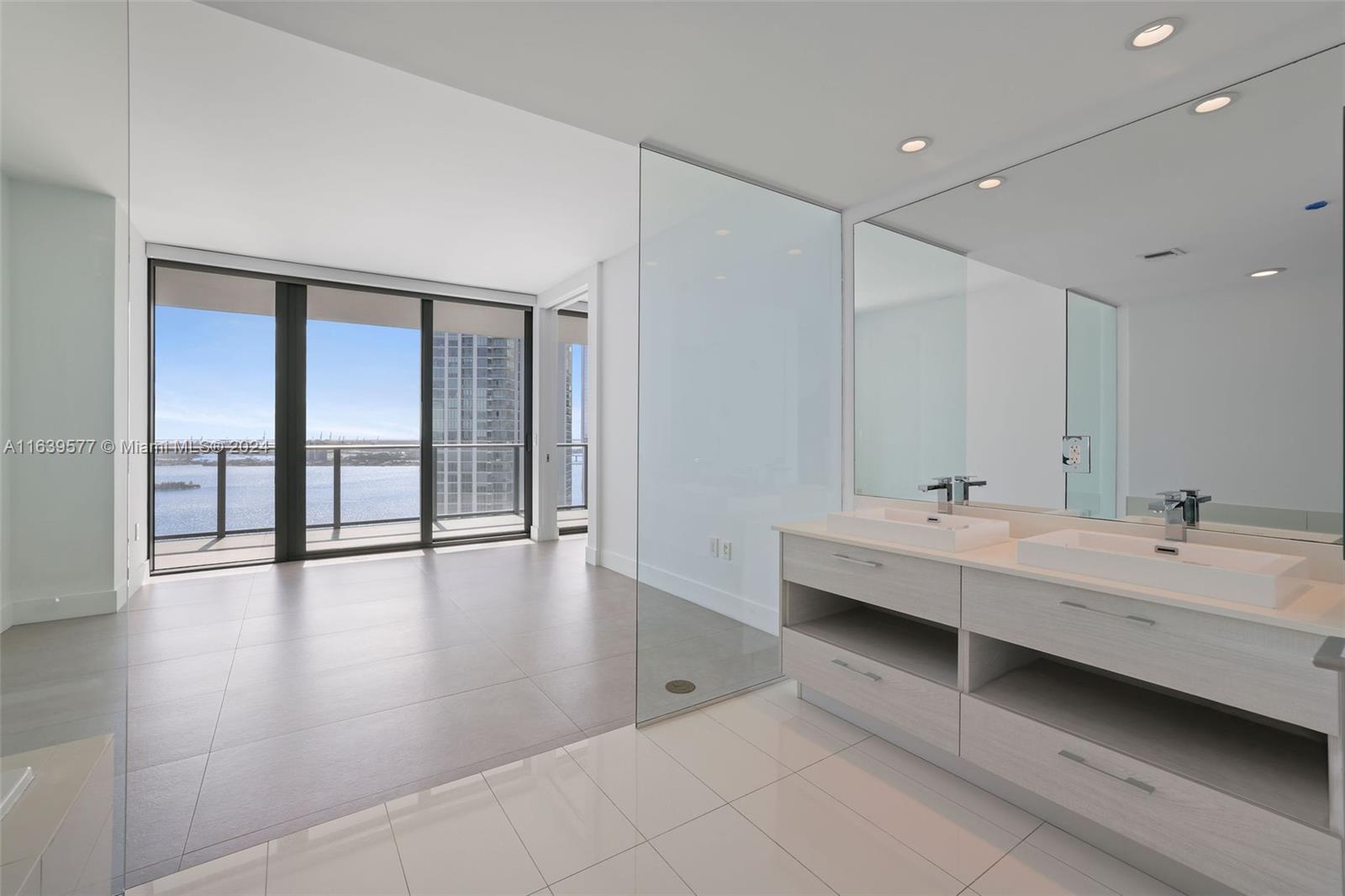 PARAISO BAY CONDO - Residential