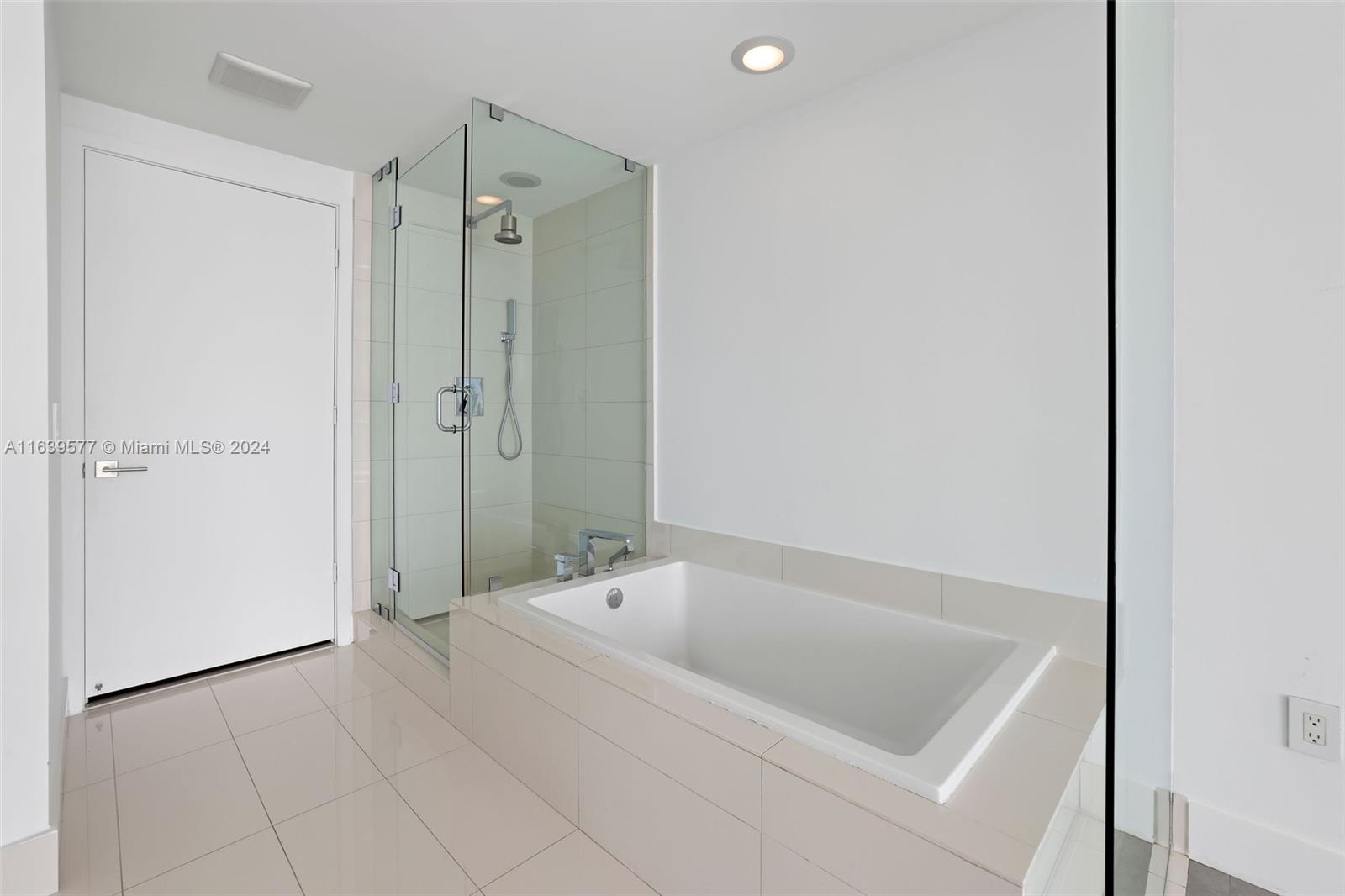 PARAISO BAY CONDO - Residential