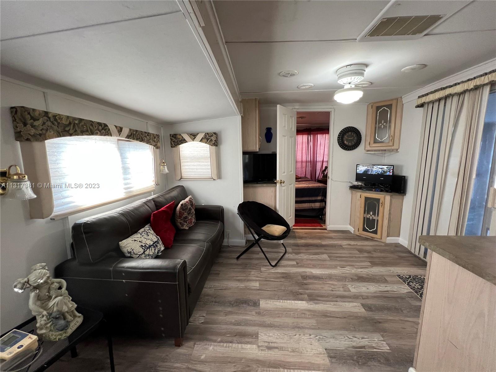 Photo 6 of 7 of 325 Calusa St Lot 512 mobile home