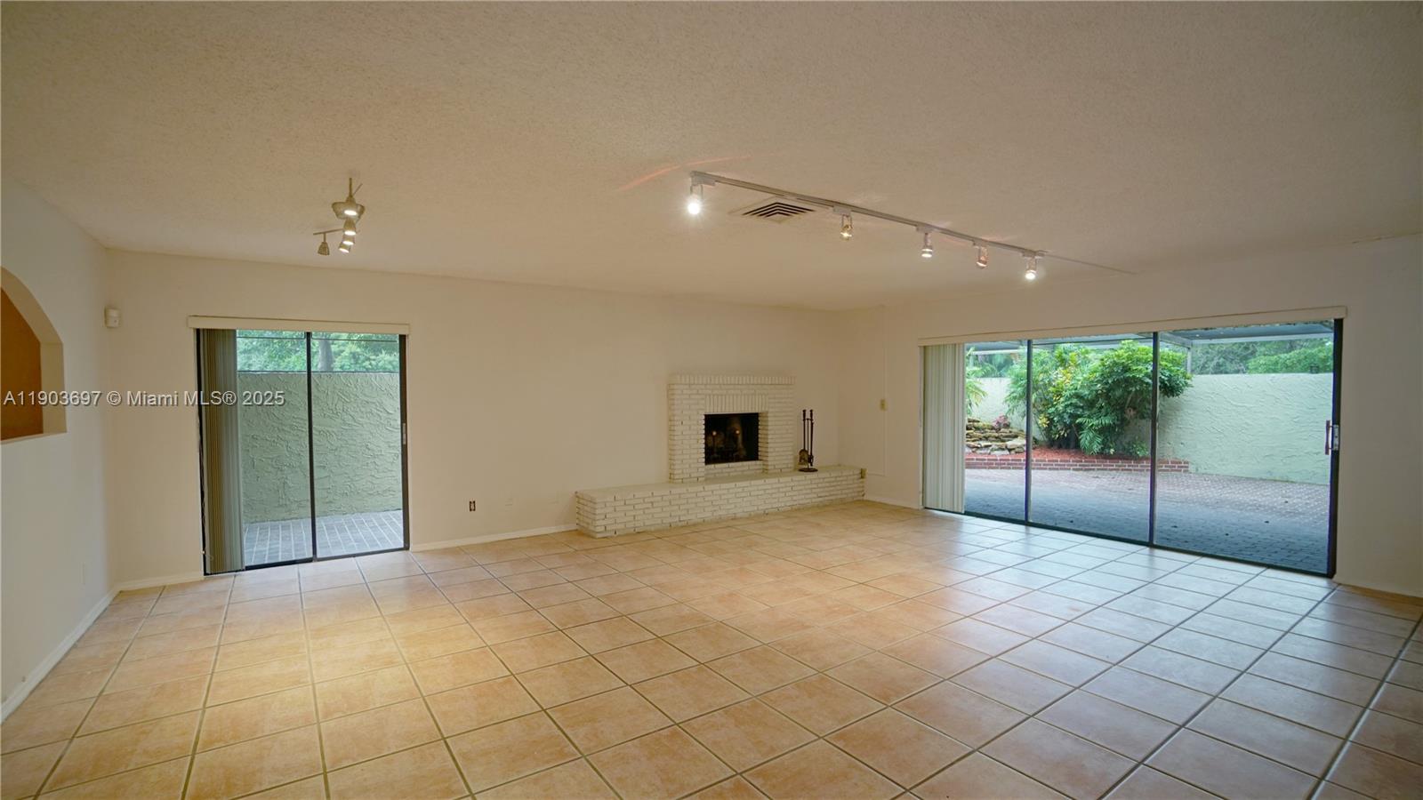 COSTA DEL SOL CONDO NO 3 - Residential