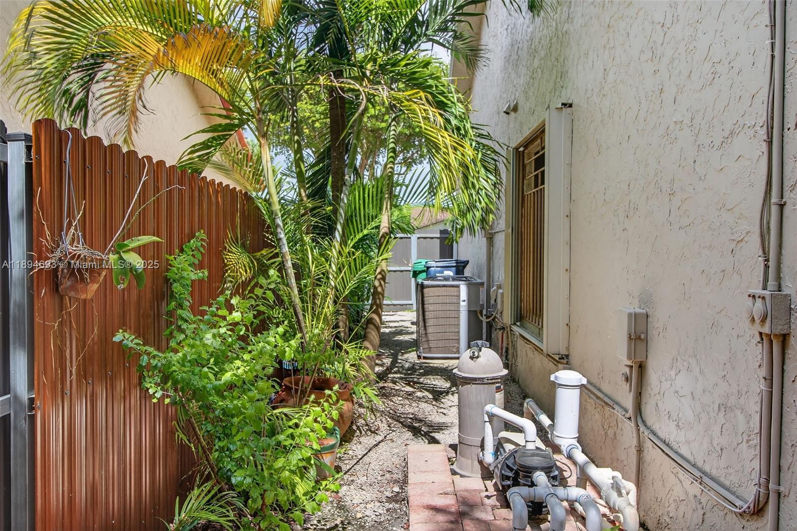 SHORES CALUSA - Residential