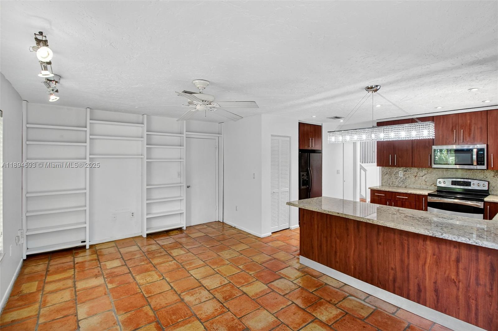 SHORES CALUSA - Residential