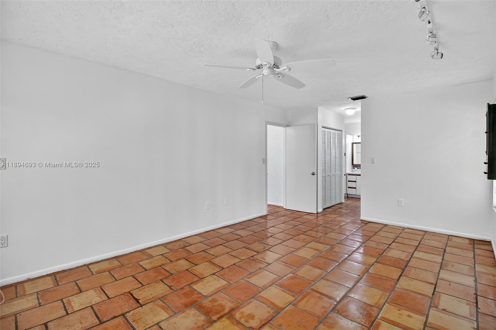 SHORES CALUSA - Residential