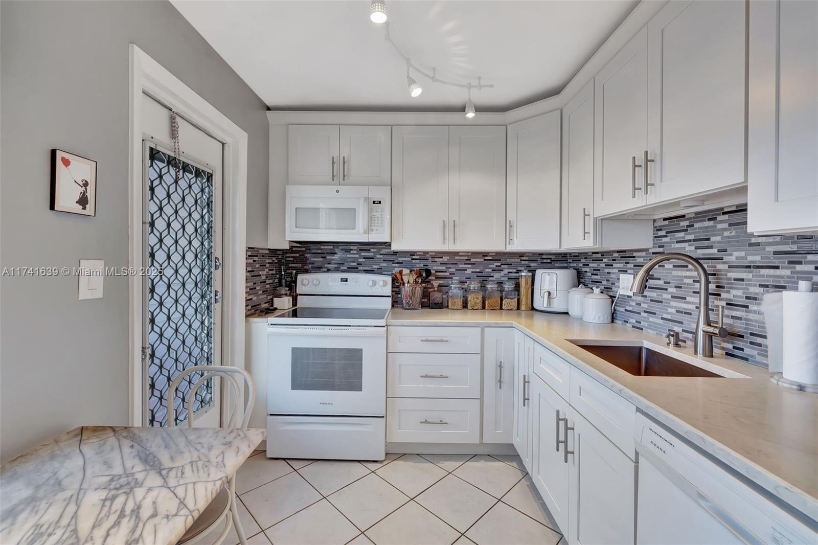 SAPPHIRE CONDO - Residential