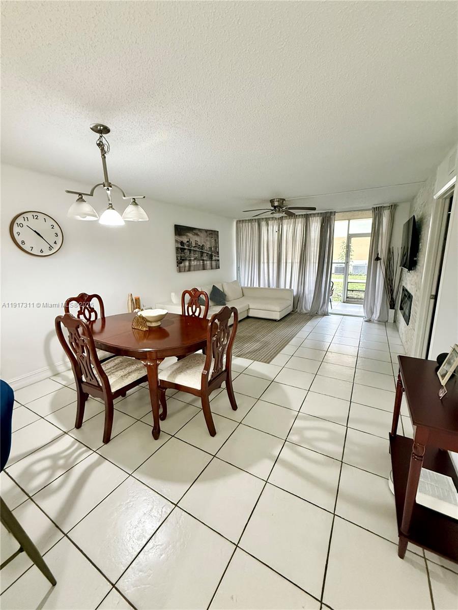 CORAL SPRINGS ESTATE TOWN - Residential