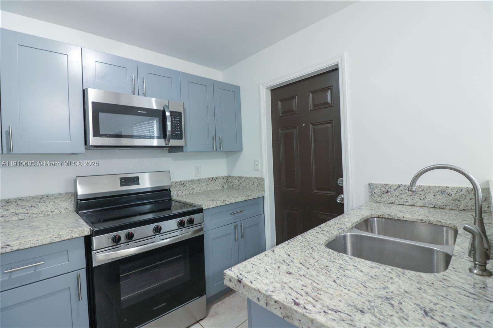 TOWN PARK PLAZA NORTH CON - Residential Lease