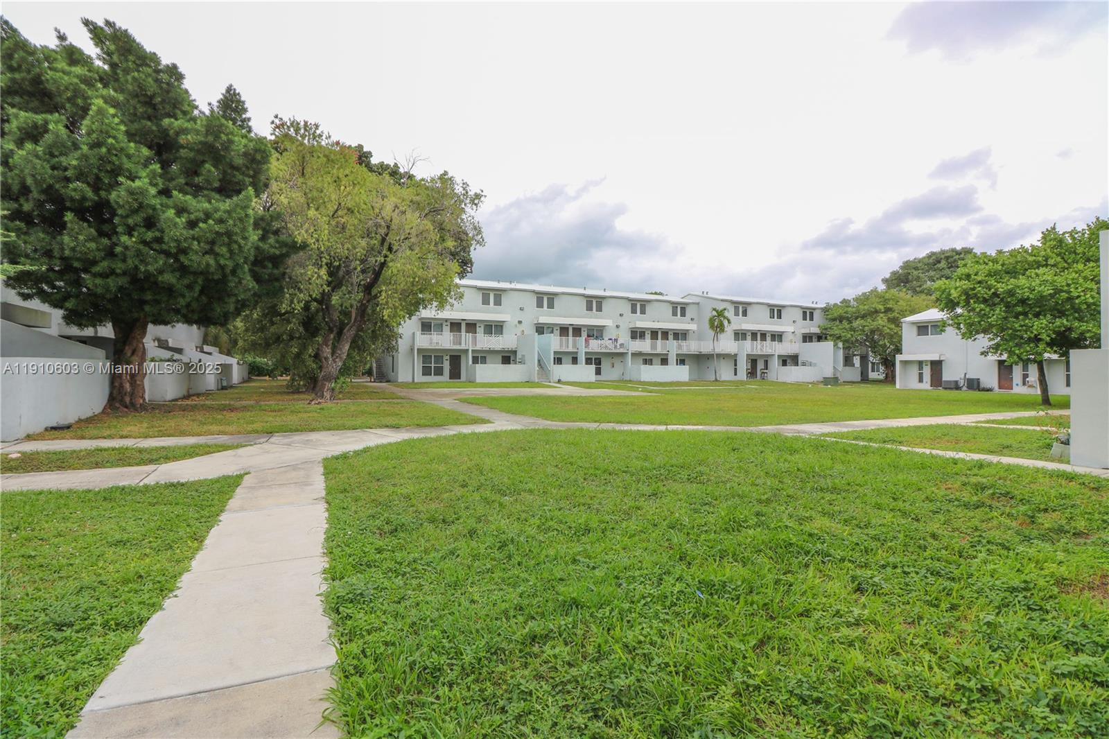 TOWN PARK PLAZA NORTH CON - Residential Lease